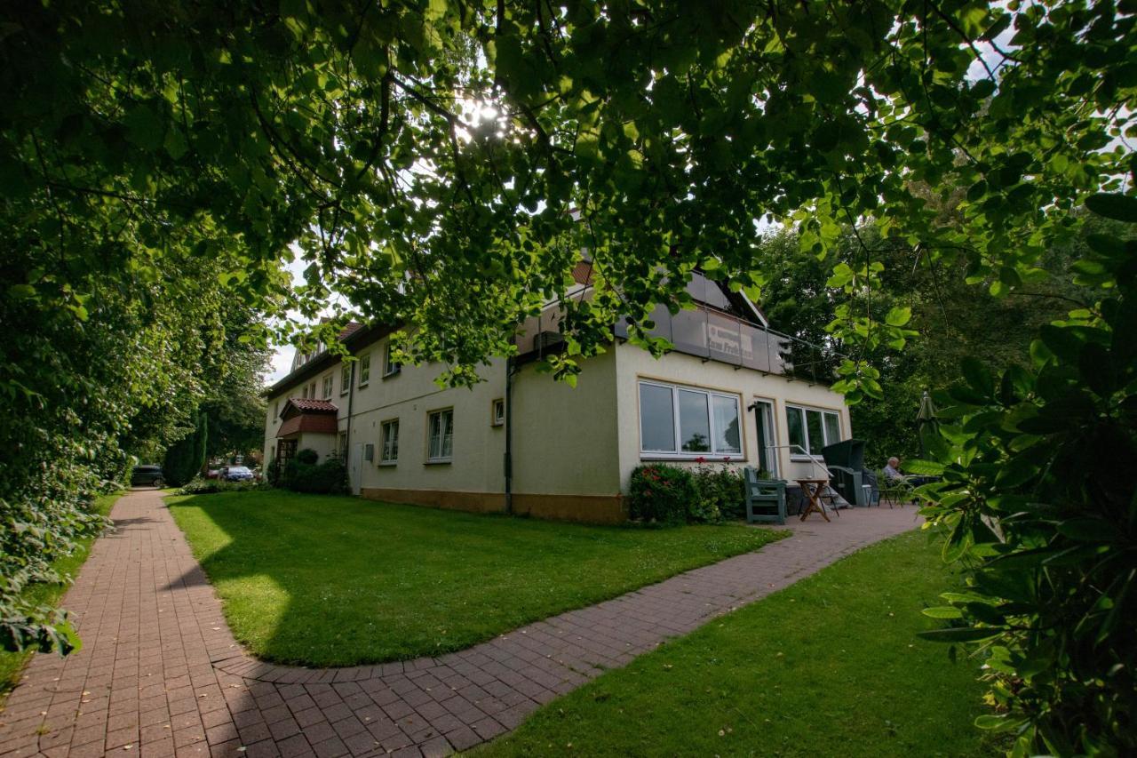 Gasthaus Zum Frohsinn Bosau エクステリア 写真